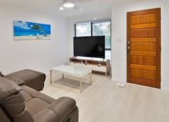 Tranquil Four Bed Room Family Villa - Coolangatta - Living room