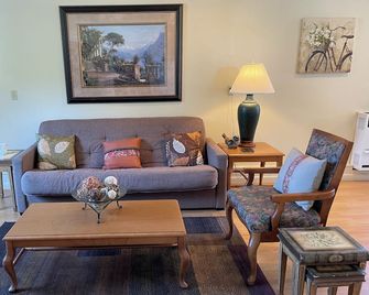 The Garden Suite has beautiful views of forests and pastures! It is dog friendly - Ferndale - Living room