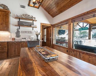 Hang Your Hat, Private pool, Free Golf @ Frio River Vacation Rentals - Concan - Kitchen