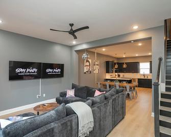 Bachelor/Ette Compound Near Downtown | Sleeps 30 - Nashville - Huiskamer