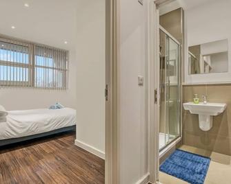 Modern 1 Bed by Heathrow Airport - London - Bedroom
