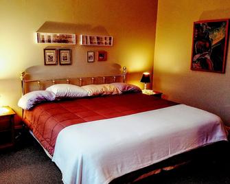 Fully Equipped Apartment For Short Term Vacation Rentals! - Calumet - Bedroom