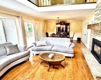 Relaxing Farmhouse - Mono - Living room