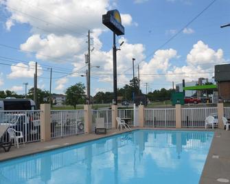Days Inn by Wyndham Nashville Airport - Nashville - Pool