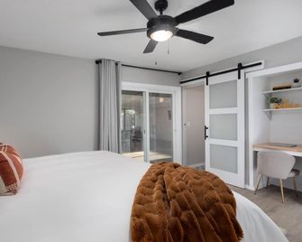The Tipsy Moon-New Hot Tub-Beautiful Mid-Century Modern Home-20min to Sedona - Cottonwood - Habitación