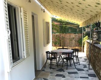Apartment in Agia Effimia next to the sea- all amenities within walking distance - Agia Effimia - Patio