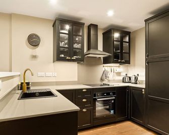 Main Street Hideaway A Lush Retreat in Clifden - Clifden - Kitchen