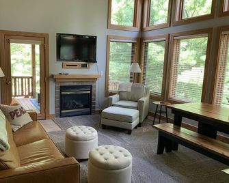 At Base of Boyneland, 5 bedrooms, slps 17. Condo next door also slps 18! - Boyne Falls - Living room