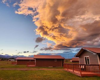 Circle R Cabin 3, Private Ranch, Mountain Views - East Glacier Park