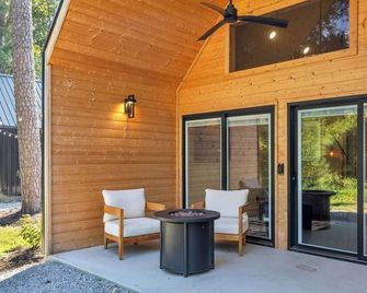 Hot Tub! Riverfront Cabin Retreat - 6 Min To Glv - Easley - Binnenhof