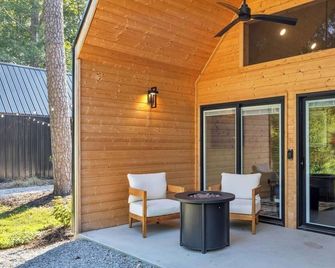Hot Tub! Riverfront Cabin Retreat - 6 Min To Glv - Easley - Patio