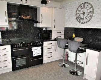 Outstanding House 3 bedrooms Manchester\n - Failsworth - Kitchen