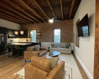Newly renovated 1800’s one room schoolhouse with modern comforts and a hot tub! - Manheim - Living room