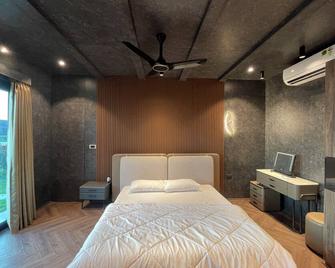 Pezo 2 Premium cabin with Private Jacuzzi Hyderabad - Hyderabad - Bedroom