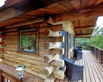 Stillpoint Lodge - Homer - Varanda