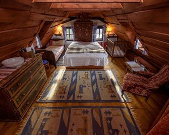 Count Kálnoky's Transylvanian Guesthouses - Baraolt - Bedroom