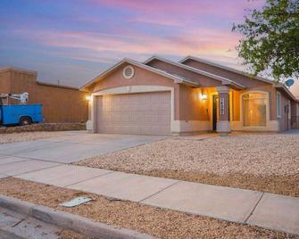 This house is a 3 bedroom(s), 2 bathrooms, located in Horizon City, TX. - Horizon City - Building