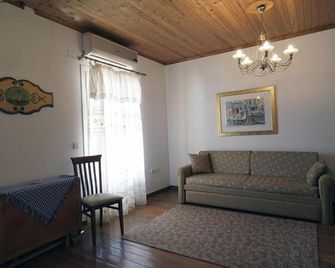 Akrotiri - Platia Ammos - Sala de estar