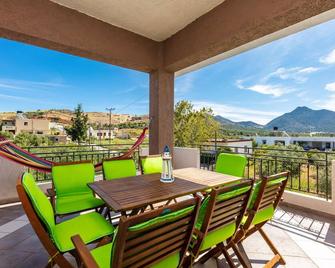 Villa Kounoupas, comfy villa with swimming pool up to 8 guests! - Achlades - Balcón