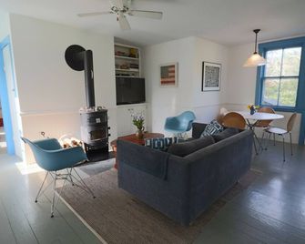 Cozy Family Home Centrally Located in West Tisbury - West Tisbury - Sala de estar