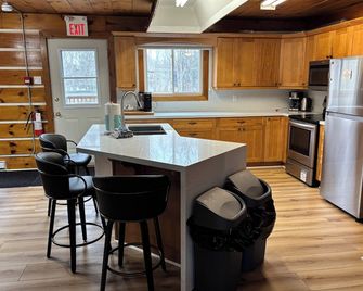Blue Mountain Chalet ( 7 Bedrooms, Sleeps 15 Fully air-conditioned throughout . - Collingwood - Cuisine