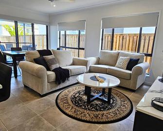 Noble Casa Brand New Estate Sleeps 8 Burpengary East - Morayfield - Sala de estar