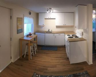 Everett - Cozy, Quiet 2 Bedroom House Close 2 Everything - Everett - Kitchen