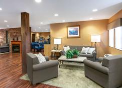 Microtel Inn & Suites by Wyndham Raton - Ratón - Sala de estar