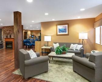 Microtel Inn & Suites by Wyndham Raton - Raton - Living room