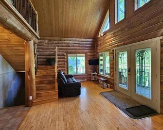 Chalet en Bois Rond au bord de l'eau - spa privé & billard - Mauricie, Portneuf - Québec - Rousseau - Salon