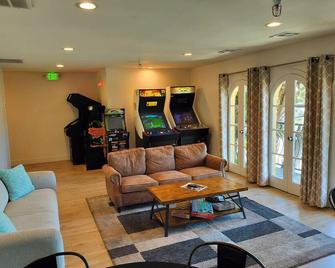 Enjoy the Best of Both Worlds: Relax, Surf, Swim, and Cook! 5 - Laguna Beach - Huiskamer