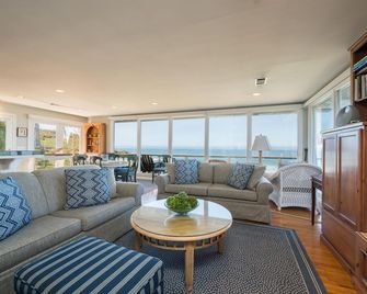 Enjoy This Gorgeous, Oceanfront Rental With Beach Access & Endless Views! - Cambria - Living room