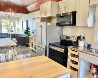 Lakeside Cottage Getaway South Shore Lake Scugog\n\n - Nestleton - Cocina