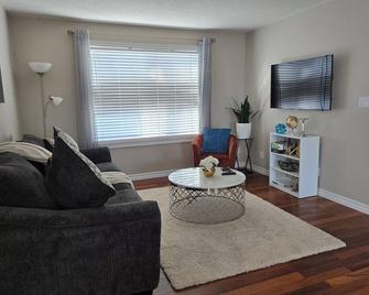 Beautiful House 2 bedroom - 貝爾維爾 - 客廳