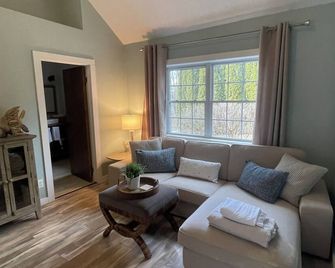 Private hideaway close to everything with lake access. - Canandaigua - Huiskamer
