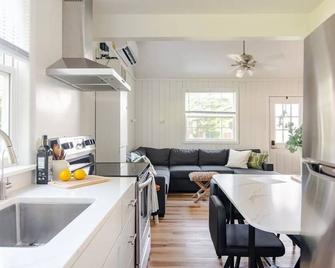 Lakeside Retreat - Cozy Cottage with Firepit - Hartland - Comedor