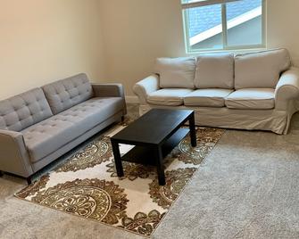 Beautiful 5b/4b Home with Garage & Washer/Dryer - Merced - Σαλόνι