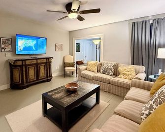 Come stay with us at the Parsonage and enjoy our mountains and rivers. - Charlemont - Living room