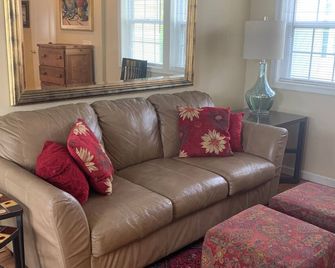 2 Bedroom Cottage - 2 blocks to Beach & Boardwalk - Rehoboth Beach - Living room