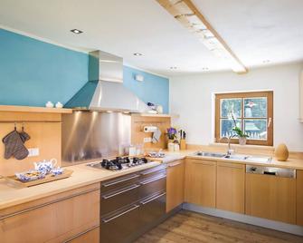 Luxurious Chalet with Jacuzzi, Dreamlike Interior, Wi-Fi and Garden - La Valle/Wengen - Kuchyň