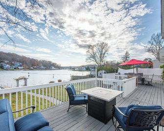 Lake Front Home w/Dock, Kayak, Canoe Right On Lake Hopatcong w/AC Wifi Huge Deck - Lake Hopatcong - Balcony