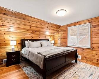 Near Greenfield Village-Downtown Dearborn-Oakwood - Dearborn - Bedroom