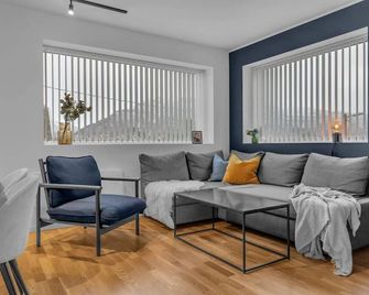 Northstay - The Urban City Haven, Free Parking, Sleeps 6 - Tromsø - Living room
