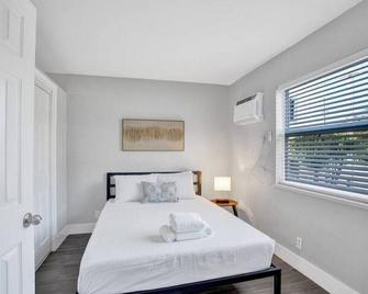 Rustic Retreats Beachy 1BR for 4 guests in the heart of Fort Lauderdale - Fort Lauderdale - Schlafzimmer