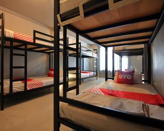 OYO 421 Guyasuka Hostel & Cafe - Mueang Samut Prakan - Bedroom