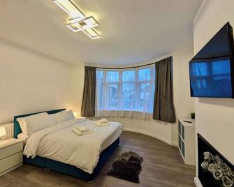 Stunning House With Parking in London - Bexleyheath - Bedroom