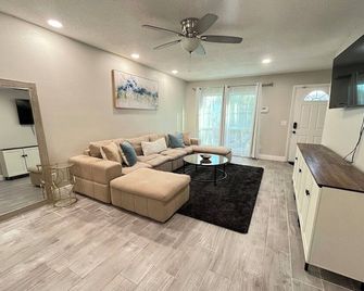 Cozy Home in Valrico, 20 mins from Busch Gardens - Valrico - Sala de estar