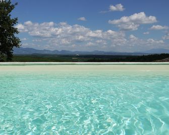 La Ferme Les Eybrachas - Valaurie - Piscina