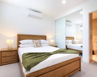 Glorious 2-Bed with Waterside Balcony Views - Batemans Bay - Bedroom