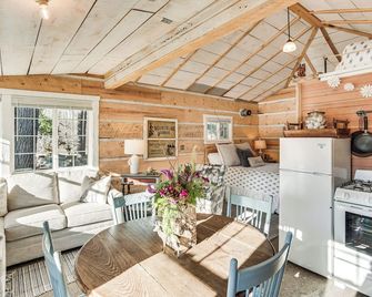 4 Mi to Main Street: Riverfront Minnesota Cabin - Elk River - Dining room